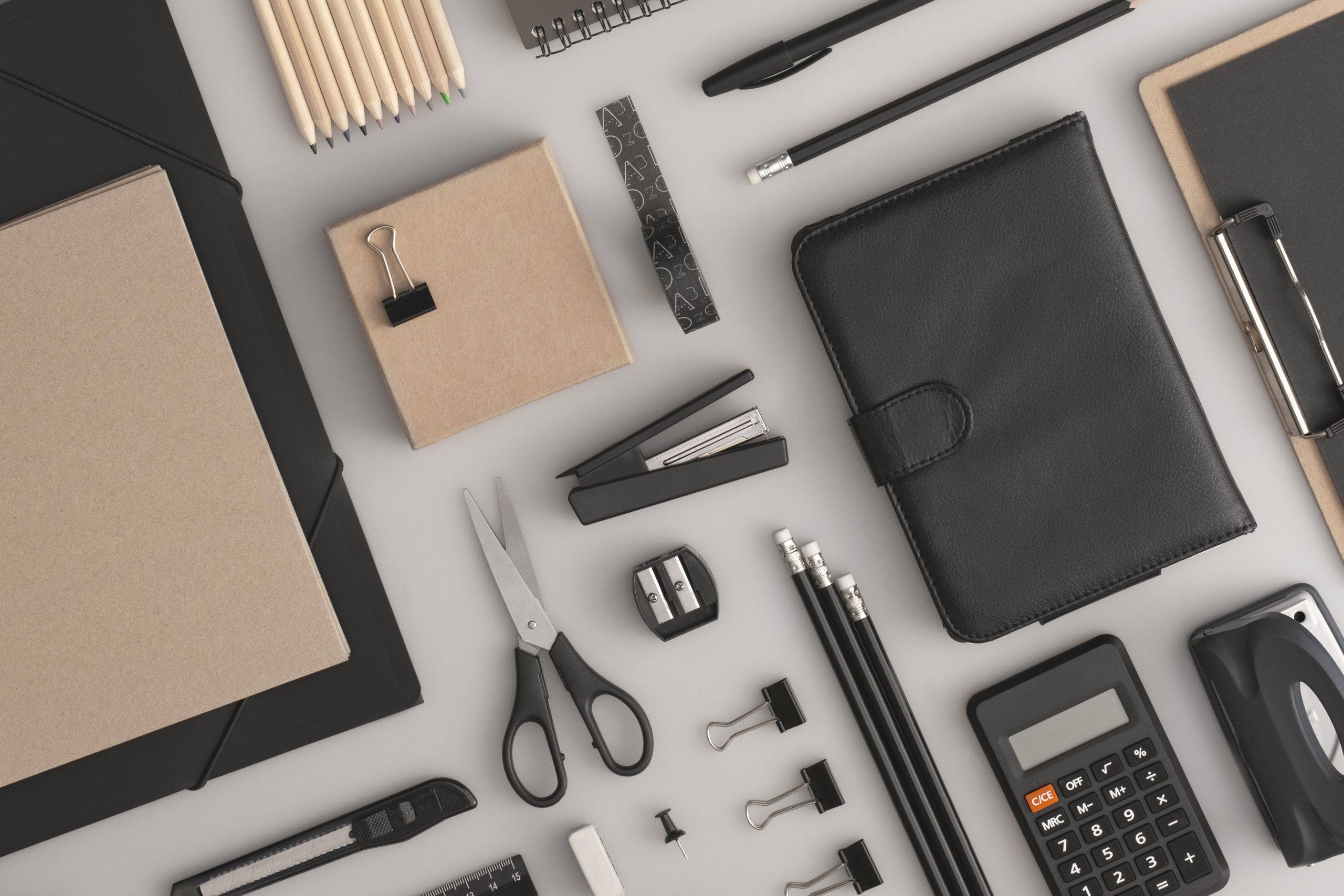 composicion de patrones de papeleria de oficina y escolar en fondo gris de regreso la escuela scaled